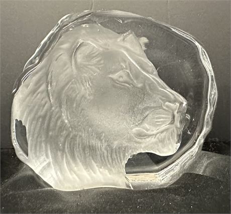 Small glass piece with carved lion in it