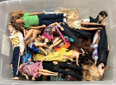 Tote full of Barbie dolls and other dolls