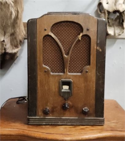 Antique Westinghouse Radio - Lights up and hums when plugged in