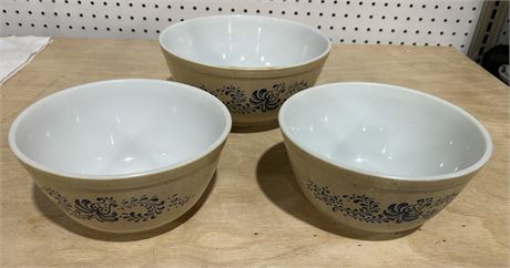 Lot of Vintage Pyrex “Homestead” Nesting Mixing Bowls set of 3*