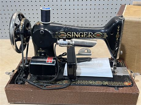 Antique 1911 Singer Sewing Machine with Case - Excellent Condition!