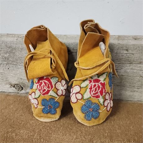 Vintage NA Beaded Moccasins