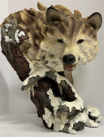 Beautiful wolf statue.