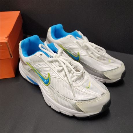 NEW Nike Tennis Shoes - Sz 6.5 wide